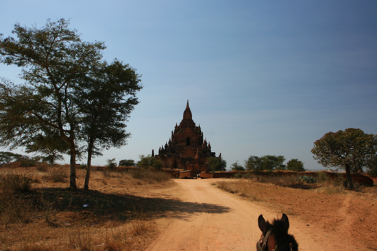 Bagan2 Over zandpaden door het agrarisch landschap naar de volgende pagode   2000_6187.jpg