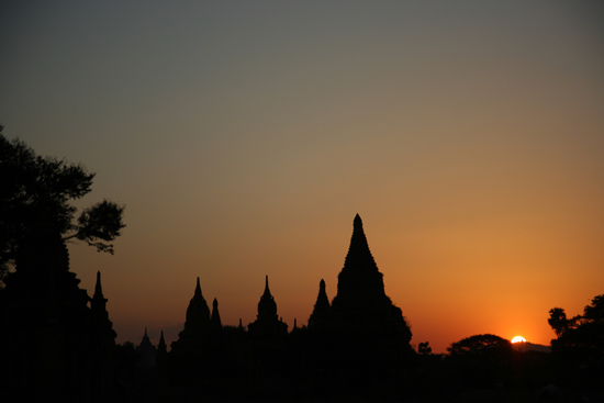 Bagan2 Bagan Zonsondergang tussen de pagodes    2200_6119.jpg