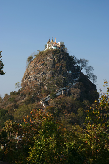 Mountpopa Mount Popa (737m) Uitzicht op de trappen die we moeten beklimmen   2350_6362.jpg