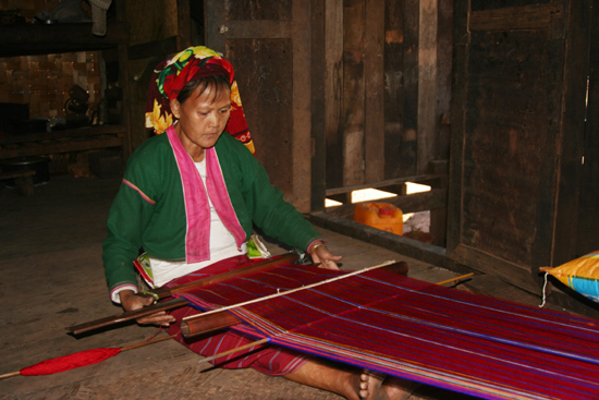 Kalaw1 Trekking rondom Kalaw Het weven van een fraai kleed   2680_6576.jpg