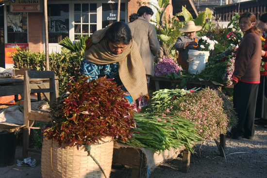 Kalaw2 Kalaw Hill station (1320 m) De bergvolkeren bieden hun goederen aan op de weekmarkt   2790_6714.jpg