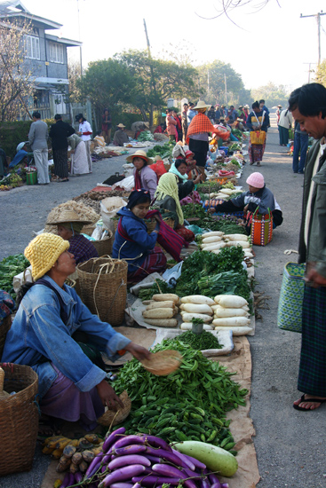 Kalaw2 Kalaw Hill station (1320 m) De bergvolkeren bieden hun goederen aan op de weekmarkt   2845_6745.jpg