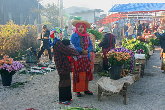 Kalaw2 Kalaw Hill station (1320 m) De bergvolkeren bieden hun goederen aan op de weekmarkt   2850_6731.jpg