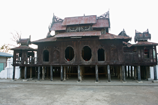 Inlemeer1 Inle lake - Nyaungshwe Shwe Yaunghwe Kyaung monastery klooster met zijn kenmerkende ovale ramen   2870_6917.jpg