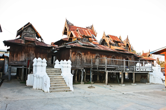Inlemeer1 Inle lake - Nyaungshwe Shwe Yaunghwe Kyaung monastery klooster met zijn kenmerkende ovale ramen   2880_6918.jpg