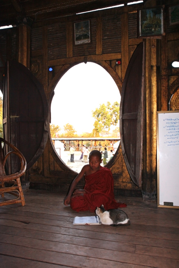 Inlemeer1 Inle lake - Nyaungshwe Shwe Yaunghwe Kyaung monastery klooster met zijn kenmerkende ovale ramen   2890_6923.jpg