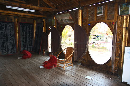 Inlemeer1 Inle lake - Nyaungshwe Shwe Yaunghwe Kyaung monastery klooster met zijn kenmerkende ovale ramen   2900_6934.jpg