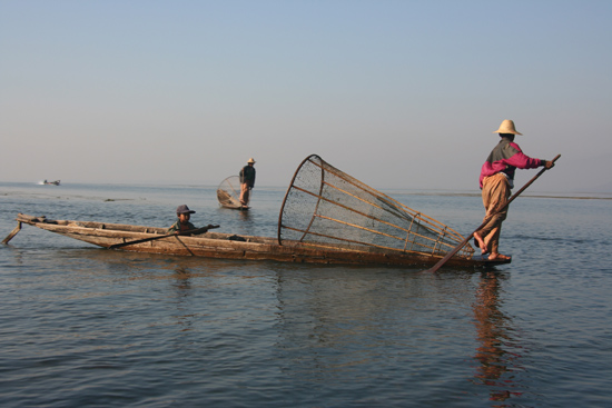 Inlemeer1 Inle lake  Beenroeiers met hun visnetten   2910_6953.jpg