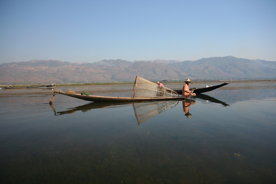 Inlemeer1 Inle lake  Beenroeiers met hun visnetten   2930_7487.jpg