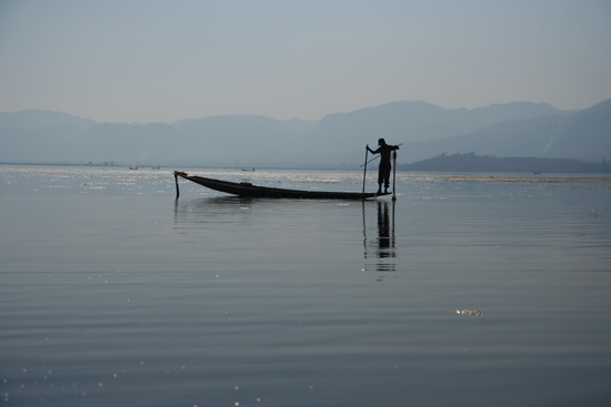 Inlemeer1 Inle lake  Beenroeiers met hun visnetten   2940_7489.jpg