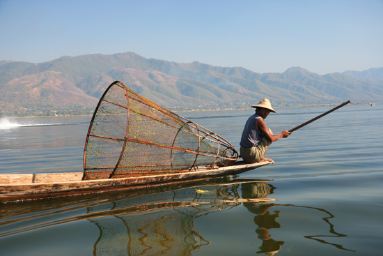 Inlemeer1 Inle lake  Beenroeiers met hun visnetten   2960_7506.jpg