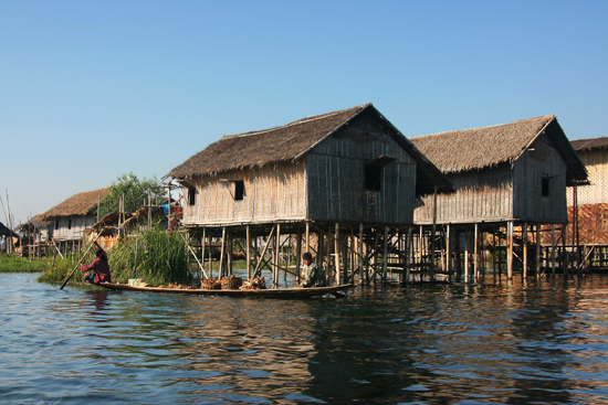 Inlemeer1 Inle lake Paalwoningen aan de oevers van het meer   2980_7006.jpg