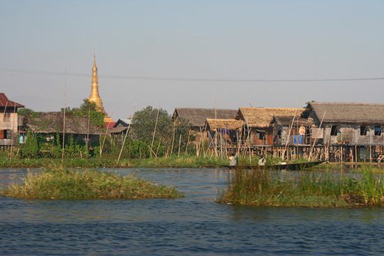 Inlemeer1 Inle lake Paalwoningen aan de oevers van het meer   2990_7020.jpg