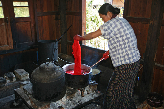 Inlemeer1 Inle lake Zijdefabriekje   3060_7145.jpg