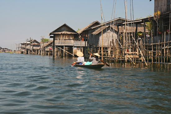 Inlemeer1 Inle lake Paalwoningen aan de oevers van het meer   3070_7158.jpg