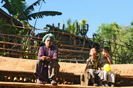 Inlemeer1 Inle lake - Indein Streetlife   3170_7276.jpg