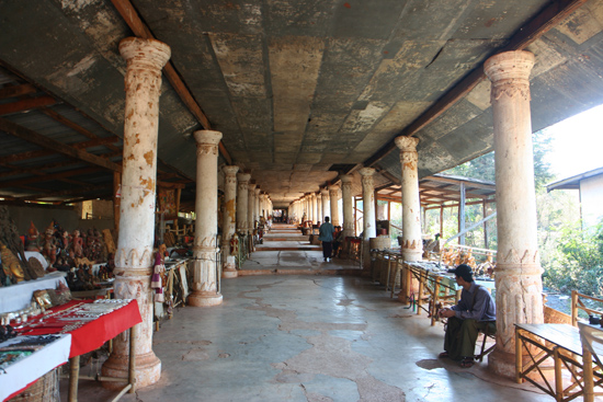 Inlemeer1 Inle lake - Indein Shwe Inn Tein Paya Zeer oude verweerde stupa's.
   3230_7291.jpg