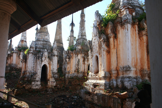 Inlemeer1 Inle lake - Indein Shwe Inn Tein Paya Zeer oude verweerde stupa's.
   3240_7294.jpg