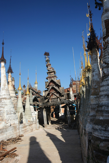 Inlemeer1 Inle lake - Indein Shwe Inn Tein Paya Zeer oude verweerde stupa's. Houten toren kan steuntje gebruiken
   3250_7302.jpg