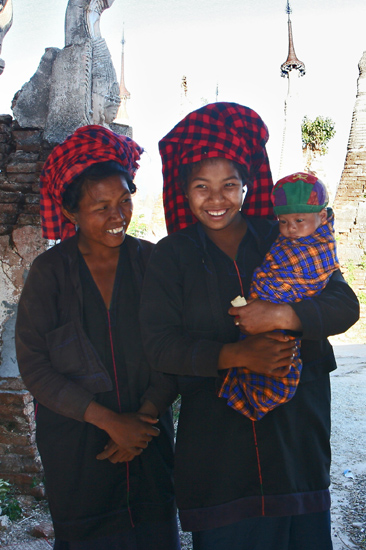 Inlemeer1 Inle lake - Indein Shwe Inn Tein Paya Trotse Oma en Mama Blij met een kleine vergoeding voor de foto
   3290_7312.jpg