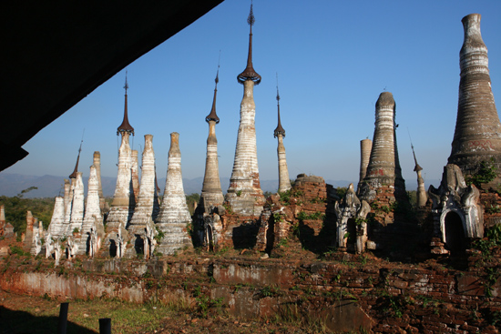 Inlemeer1 Inle lake - Indein Shwe Inn Tein Paya Zeer oude verweerde stupa's.
   3300_7315.jpg