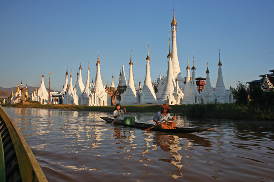 Inlemeer1 Inle lake Weer verder langs andere paya's in de avondzon
   3310_7323.jpg