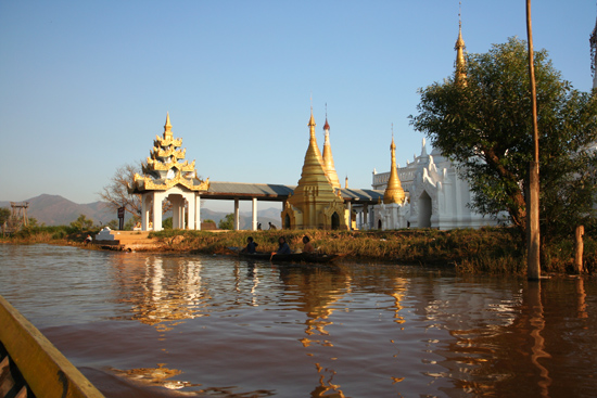 Inlemeer1 Inle lake Weer verder langs andere paya's in de avondzon
   3320_7326.jpg