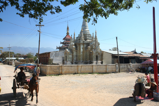 Inlemeer2 Inle meer - Nyaungshwe Dorpscentrum
   3460_7456.jpg