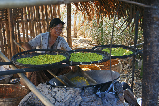 Inlemeer2 Inle meer - Kaung Daing Bereiding van sojabonen   3740_7791.jpg