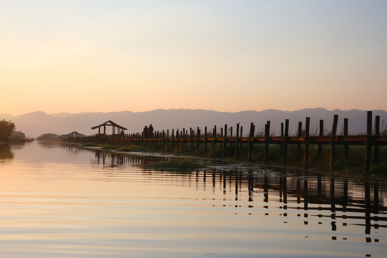 Inlemeer2 Inle meer - Maing Thauk 500 m. lange houten brug   3770_7853.jpg