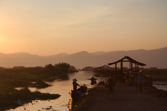 Inlemeer2 Opnieuw een sfeervolle zonsondergang op het Inle meer, nu bij Maing Thauk   3780_7847.jpg