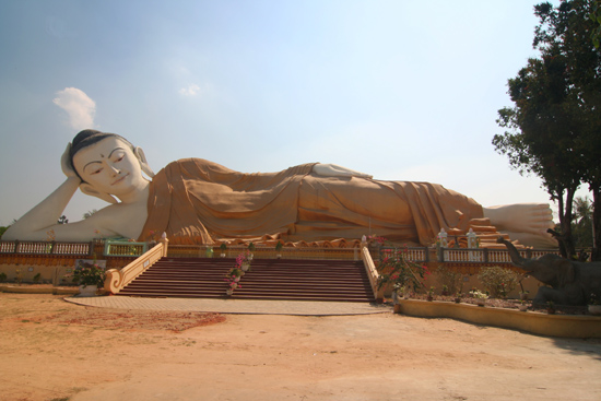 Bago Bago  Naung Daw Gyi Mya Tha Lyaung Liggende Boeddha   3870_8000.jpg