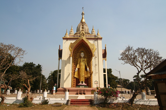 Bago Bago  Pagode tussen de twee liggende Boeddha's in   3880_8007.jpg