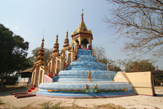 Bago Bago  Pagode tussen de twee liggende Boeddha's in   3890_8009.jpg