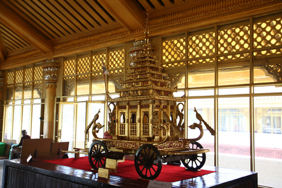 Bago Bago  Royal Kambawzathadi Palace (16e eeuw) Replica van de gouden koets   3930_8034.jpg