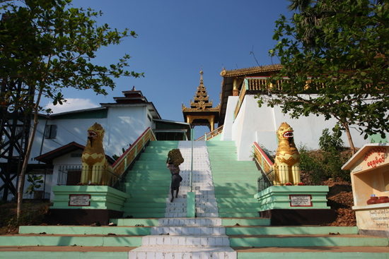 Bago Bago Entree van de Hintha Gon Paya pagode �   3950_8055.jpg