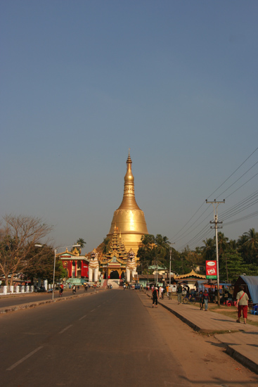 Bago Bago Shwe Madaw Paya pagode (825) (114m hoog) Als gevolg van vele aardbevingen is het diverse malen herbouwd (en vernieuwd), in feite is het jaar 825 slechts de start   3980_8056.jpg