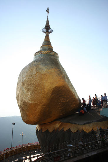 Goldenrock Kyaitktiyo (Golden Rock) De rots is in juiste balans door een haar van Boeddha   4120_8163.jpg
