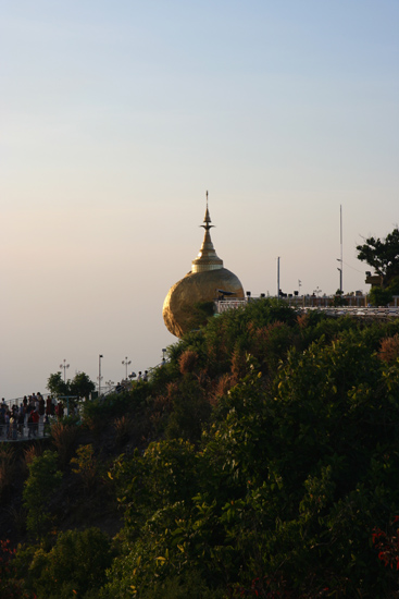 Goldenrock Kyaitktiyo (Golden Rock) Avondgloed over de Golden Rock   4160_8192.jpg