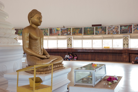 Kalutara Chaitya stupa  De enige holle stupa ter wereld zodat men ook naar binnen kan  Binnen de stupa zijn rondom 74 schilderingen te zien die gaan over het leven van Buddha-0080