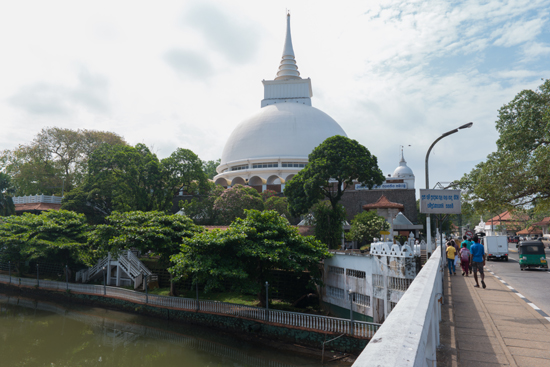 Kalutara Chaitya stupa gezien vanaf de brug-0100