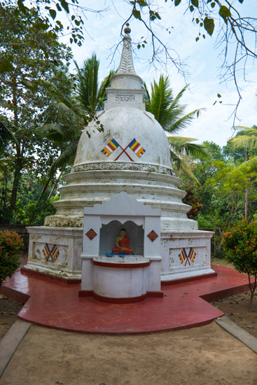 Balapitiya Tempeltje op eiland tijdens boottocht op de Madu rivier-0200