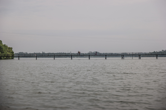 Balapitiya Zeer lange houten brug over de Madu rivier-0210