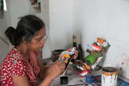 Ambalangoda Het beschilderen van de dansmaskers-0240