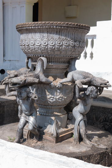 Kotte Wewurukannale - tempel  Schitterend gedecoreerde fontein (buiten werking)-0760