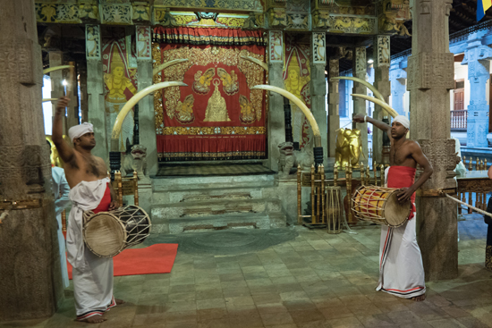 Kandy Tempel van de Tand  Tromgeroffel tijdens de dienst-2310