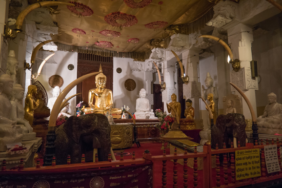 Kandy Tempel van de Tand  Diverse grote gebedsruimtes in het complex-2400