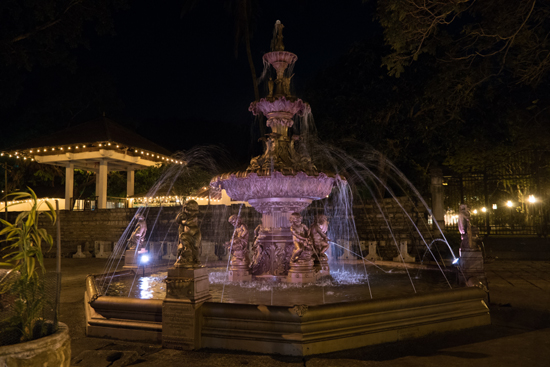 Kandy Tempel van de Tand  Fraaie fontein ter gelegenheid van een bezoek van de Prins van Wales in 1875-2440