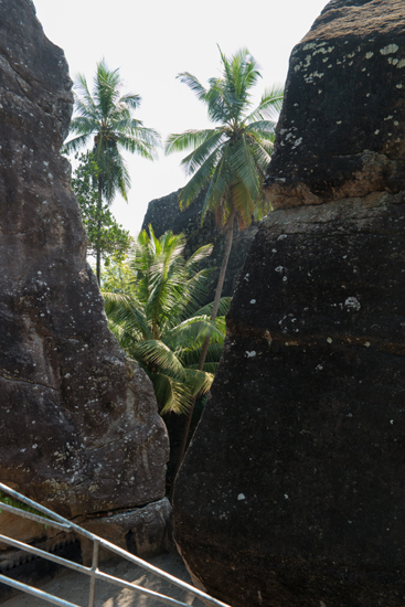 Aluviharaya Rotstempel  Mooi doorkijkje door de rotsen bij de tempel-2500