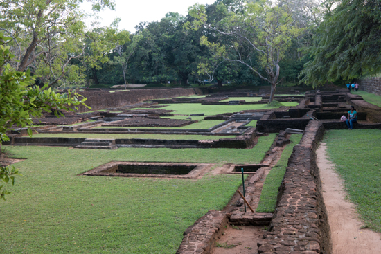 Sigiriya Leeuwenrots  Restanten van tuinen aan de voet van de rots-2600